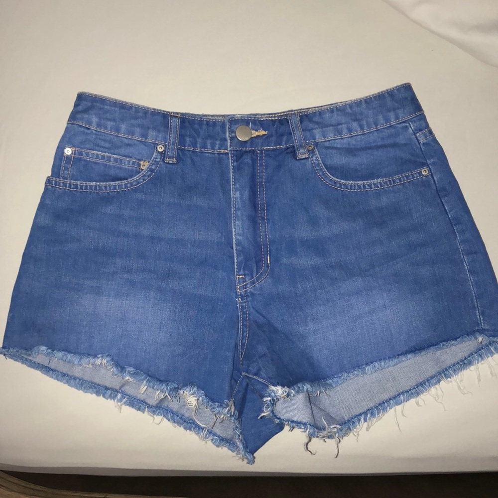 Billabong women’s high rise jean shorts size 28